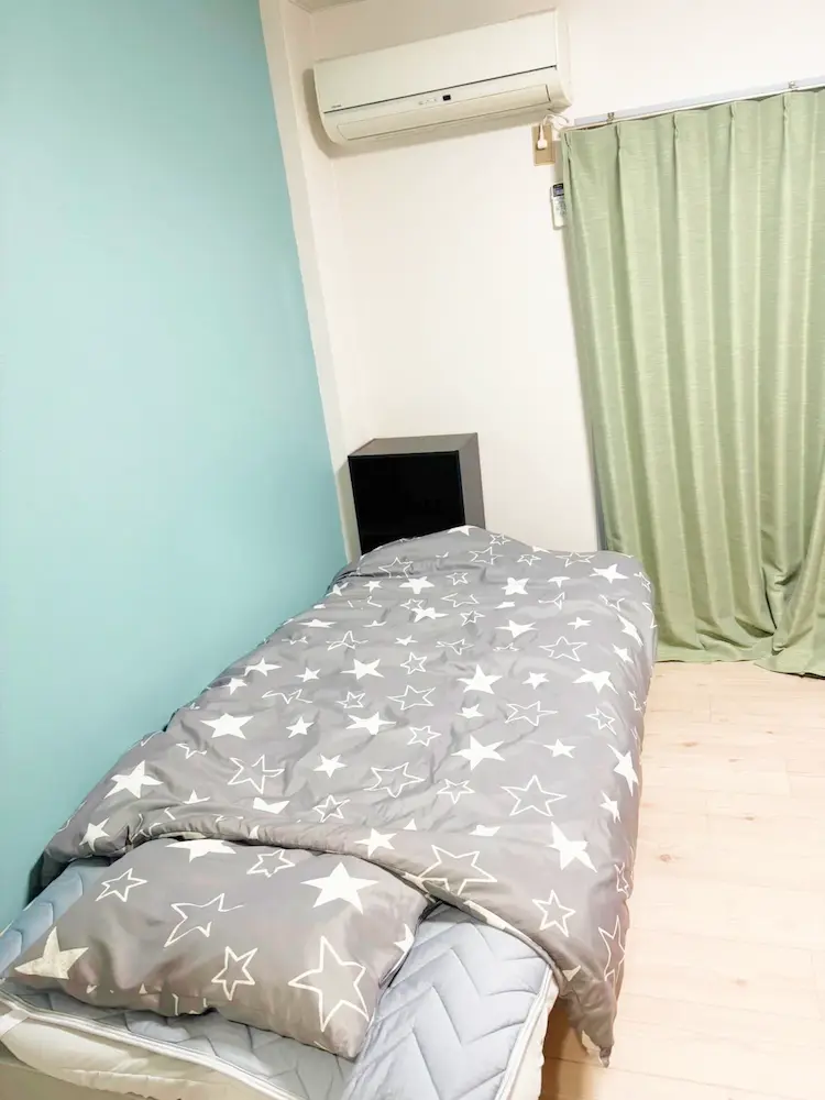 東大阪のだいこく介護館　部屋の机写真