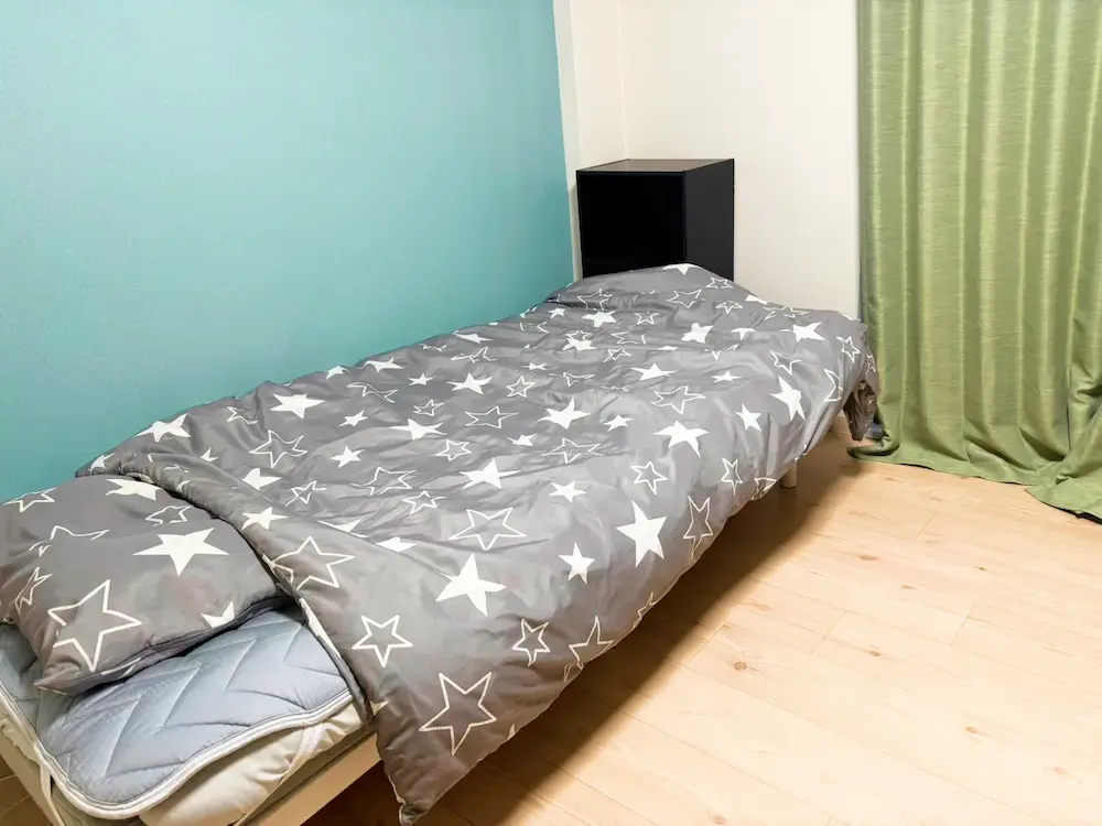 東大阪のだいこく介護館　部屋の机写真