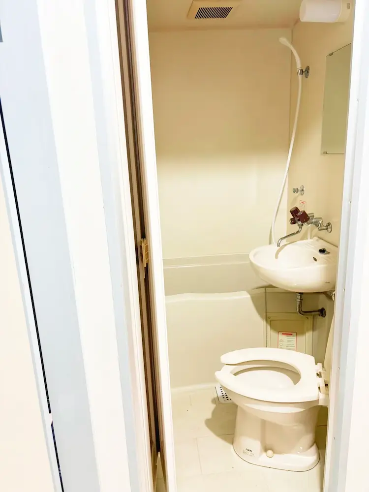 東大阪のだいこく介護館　部屋の机写真