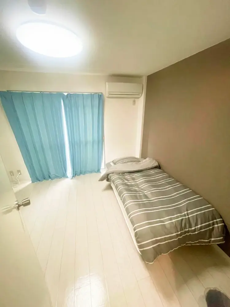 東大阪のだいこく介護館　部屋の机写真