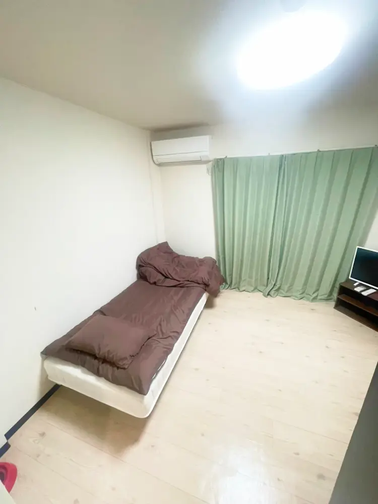 東大阪のだいこく介護館　部屋の机写真