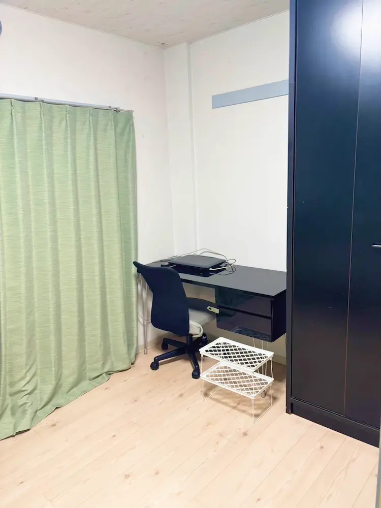 東大阪のだいこく介護館　部屋の机写真