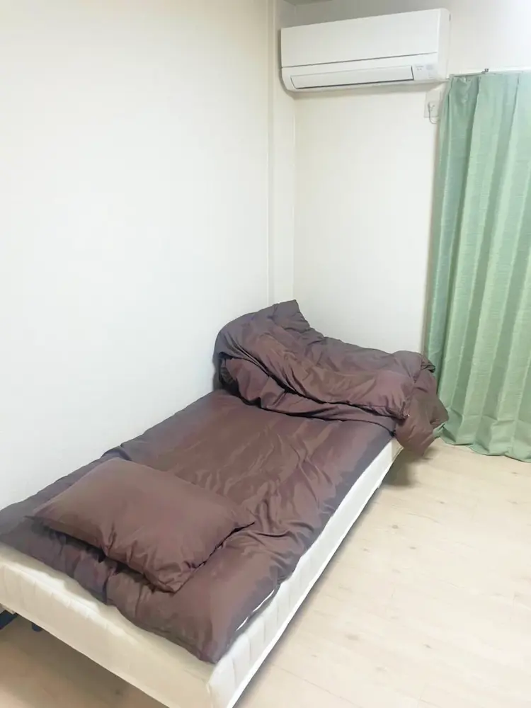 東大阪のだいこく介護館　部屋の机写真