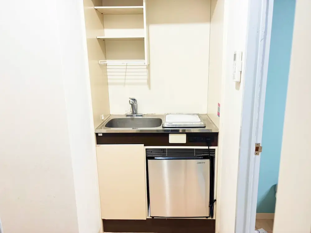 東大阪のだいこく介護館　部屋の机写真